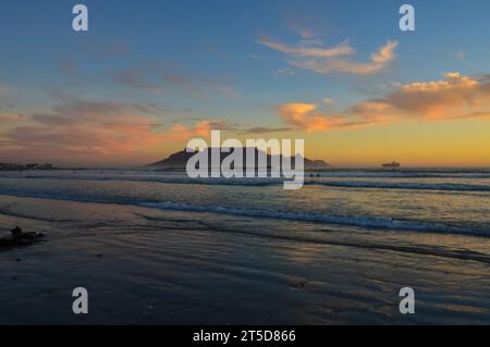 Ciel spectaculaire au coucher du soleil sur la plage de Bloubergstrand, au cap, Afrique du Sud, avec table de montagne à l'arrière Banque D'Images