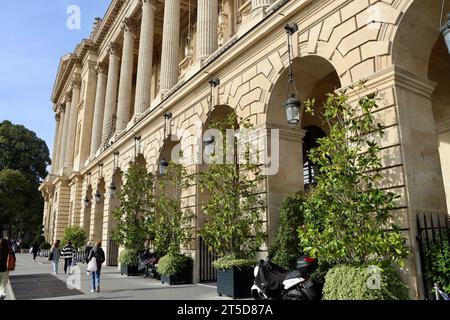 La façade de l'Hôtel de Crillon face à la place de la Concorde à Paris, France Banque D'Images