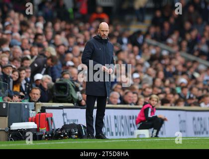 Craven Cottage, Fulham, Londres, Royaume-Uni. 4 novembre 2023. Premier League football, Fulham contre Manchester United ; le Manager de Manchester Untied Erik Ten Hag regarde depuis la ligne de touche crédit : action plus Sports/Alamy Live News Banque D'Images