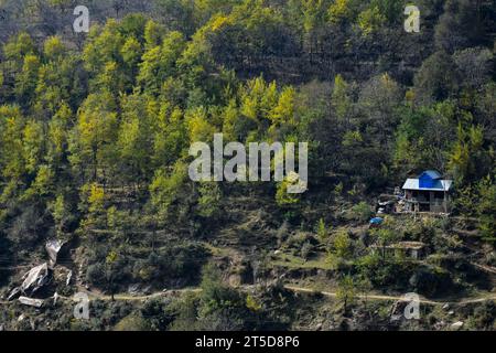 Banihal, Inde. 4 novembre 2023. Une maison résidentielle est vue au sommet de la montagne pendant une saison d'automne à Banihal, un col de montagne à travers la chaîne de Pir Panjal à une altitude maximale de 2 832 m (9 291 ft) qui relie la vallée du Cachemire aux autres États de l'Inde. (Image de crédit : © Saqib Majeed/SOPA Images via ZUMA Press Wire) USAGE ÉDITORIAL UNIQUEMENT! Non destiné à UN USAGE commercial ! Banque D'Images