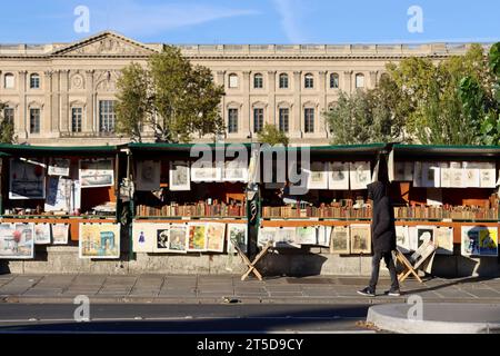 Bouquinistes de Paris (libraires de Paris) le long de la rive gauche de la Seine au quai de Conti Banque D'Images