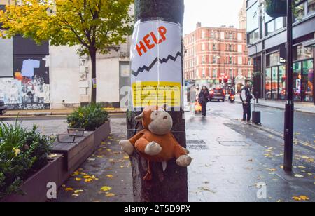 Londres, Angleterre, Royaume-Uni. 4 novembre 2023. Les militants placent des panneaux sur les arbres dans le centre de Londres près de Bloomsbury et Covent Garden exhortant le public à contacter le conseil municipal de Camden et à s'opposer à la construction d'un nouvel immeuble de bureaux qui entraînera la coupe des arbres. (Image de crédit : © Vuk Valcic/ZUMA Press Wire) USAGE ÉDITORIAL SEULEMENT! Non destiné à UN USAGE commercial ! Banque D'Images