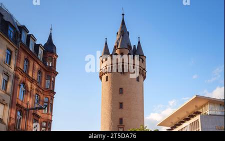 Francfort-sur-le-main, Allemagne - 5 mai 2023 : ancienne tour Eschenheimer dans la ville de Francfort au coucher du soleil, la tour était autrefois porte de la ville à l'époque médiévale Banque D'Images