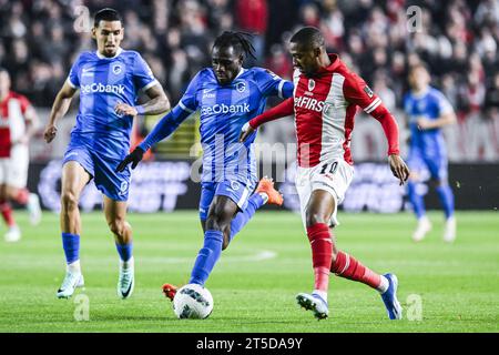 Anvers, Belgique. 04 novembre 2023. Joseph Paintsil de Genk et Michel Ange Balikwisha d'Anvers photographiés en action lors d'un match de football entre le Royal Antwerp FC et le KRC Genk, le jour 13 de la saison 2023-2024 de la Jupiler Pro League première division du championnat belge, à Anvers le samedi 04 novembre 2023. BELGA PHOTO TOM GOYVAERTS crédit : Belga News Agency/Alamy Live News Banque D'Images