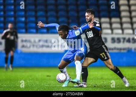 Peterborough le samedi 4 novembre 2023. Connor McLennan (11 Salford City) défie Romoney Crichlow (6 Peterborough United) lors du match du premier tour de la FA Cup entre Peterborough et Salford City à London Road, Peterborough, le samedi 4 novembre 2023. (Photo : Kevin Hodgson | MI News) crédit : MI News & Sport / Alamy Live News Banque D'Images