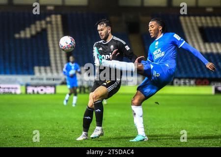 Peterborough le samedi 4 novembre 2023. Romoney Crichlow (6 Peterborough United) efface le ballon de Connor McLennan (11 Salford City) lors du match de premier tour de la FA Cup entre Peterborough et Salford City à London Road, Peterborough, le samedi 4 novembre 2023. (Photo : Kevin Hodgson | MI News) crédit : MI News & Sport / Alamy Live News Banque D'Images