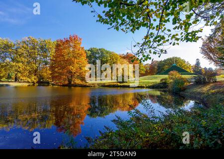 Herbst im Pueckler-Park Branitz DEU/Deutschland/Brandenburg/Cottbus, 04.11.2023, Herbst in Brandenburg, Fuerst-Pueckler-Park Branitz Branitzer Park in Cottbus mit Landpyramide. *** Automne dans le parc Pueckler Branitz DEU Allemagne Brandenburg Cottbus, 04 11 2023, automne dans le Brandebourg, Fuerst Pueckler Park Branitz Branitzer Park dans Cottbus avec pyramide de terre AF Branitz 85524.jpeg crédit : Imago/Alamy Live News Banque D'Images