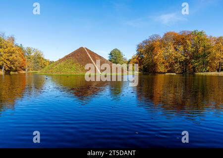 Herbst im Pueckler-Park Branitz DEU/Deutschland/Brandenburg/Cottbus, 04.11.2023, Herbst in Brandebourg, Fuerst-Pueckler-Park Branitz Branitzer Park in Cottbus, Wasserpyramide/Seepyramide Tumulus im Pyramidensee. In der Seepyramide befindet sich das Grab des Fuersten Pueckler - er ist 1871 im Tumulus beerdigt worden. *** Automne dans le parc Pueckler Branitz DEU Allemagne Brandenburg Cottbus, 04 11 2023, automne dans le Brandebourg, Fuerst Pueckler Park Branitz Branitzer Park dans Cottbus, pyramide d'eau lac pyramide tumulus dans la pyramide lac dans la pyramide du lac est la tombe du prince Pueckler il a été enterré Banque D'Images