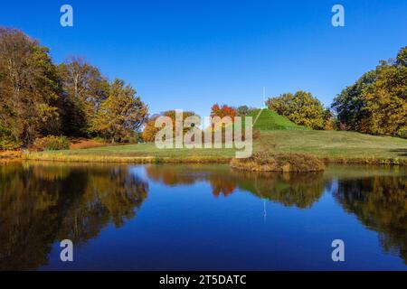 Herbst im Pueckler-Park Branitz DEU/Deutschland/Brandenburg/Cottbus, 04.11.2023, Herbst in Brandenburg, Fuerst-Pueckler-Park Branitz Branitzer Park in Cottbus mit Landpyramide. *** Automne dans le parc Pueckler Branitz DEU Allemagne Brandenburg Cottbus, 04 11 2023, automne dans le Brandebourg, Fuerst Pueckler Park Branitz Branitzer Park dans Cottbus avec pyramide de terre AF Branitz 85540.jpeg crédit : Imago/Alamy Live News Banque D'Images