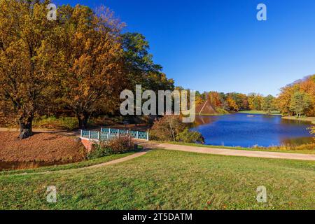 Herbst im Pueckler-Park Branitz DEU/Deutschland/Brandenburg/Cottbus, 04.11.2023, Herbst in Brandebourg, Fuerst-Pueckler-Park Branitz Branitzer Park in Cottbus, Wasserpyramide/Seepyramide Tumulus im Pyramidensee. In der Seepyramide befindet sich das Grab des Fuersten Pueckler - er ist 1871 im Tumulus beerdigt worden. *** Automne dans le parc Pueckler Branitz DEU Allemagne Brandenburg Cottbus, 04 11 2023, automne dans le Brandebourg, Fuerst Pueckler Park Branitz Branitzer Park dans Cottbus, pyramide d'eau lac pyramide tumulus dans la pyramide lac dans la pyramide du lac est la tombe du prince Pueckler il a été enterré Banque D'Images