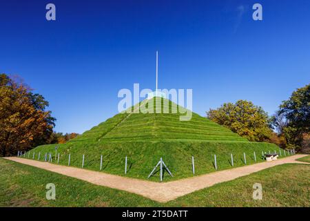 Herbst im Pueckler-Park Branitz DEU/Deutschland/Brandenburg/Cottbus, 04.11.2023, Herbst in Brandenburg, Fuerst-Pueckler-Park Branitz Branitzer Park in Cottbus mit Landpyramide. *** Automne dans le parc Pueckler Branitz DEU Allemagne Brandenburg Cottbus, 04 11 2023, automne dans le Brandebourg, Fuerst Pueckler Park Branitz Branitzer Park dans Cottbus avec pyramide de terre AF Branitz 85555.jpeg crédit : Imago/Alamy Live News Banque D'Images