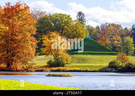 Herbst im Pueckler-Park Branitz DEU/Deutschland/Brandenburg/Cottbus, 04.11.2023, Herbst in Brandebourg, Landpyramide im herbstlichen Fuerst-Pueckler-Park Branitz Branitzer Park in Cottbus. *** Automne dans le parc Pueckler Branitz DEU Allemagne Brandenburg Cottbus, 04 11 2023, automne dans le Brandebourg, pyramide de pays dans les couleurs automnales Pueckler Park Branitz Branitzer Park dans Cottbus AF Branitz 85688.jpeg crédit : Imago/Alamy Live News Banque D'Images