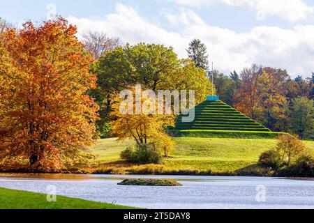 Herbst im Pueckler-Park Branitz DEU/Deutschland/Brandenburg/Cottbus, 04.11.2023, Herbst in Brandebourg, Landpyramide im herbstlichen Fuerst-Pueckler-Park Branitz Branitzer Park in Cottbus. *** Automne dans le parc Pueckler Branitz DEU Allemagne Brandenburg Cottbus, 04 11 2023, automne dans le Brandebourg, pyramide de pays dans les couleurs automnales Pueckler Park Branitz Branitzer Park dans Cottbus AF Branitz 85699.jpeg crédit : Imago/Alamy Live News Banque D'Images