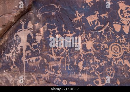 Pétroglyphes au Newspaper Rock State Historic Monument, Utah Banque D'Images