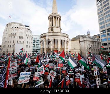 Des milliers de personnes se rassemblent dans le centre de Londres cet après-midi pour une marche de soutien à la Palestine. La marche a commencé de BBC près d'Oxford Circus à Downing Street Banque D'Images