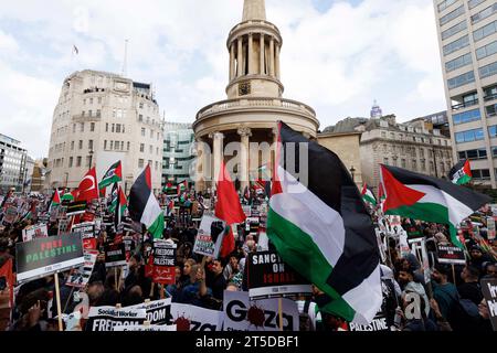 Des milliers de personnes se rassemblent dans le centre de Londres cet après-midi pour une marche de soutien à la Palestine. La marche a commencé de BBC près d'Oxford Circus à Downing Street Banque D'Images