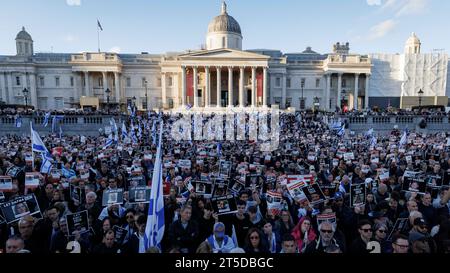 Des milliers de personnes se rassemblent à Trafalgar Square cet après-midi pour soutenir le peuple juif contre le Hamas. Photo : les gens lèvent des panneaux montrant des images Banque D'Images