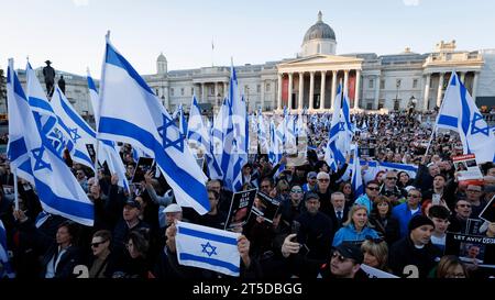 Des milliers de personnes se rassemblent à Trafalgar Square cet après-midi pour soutenir le peuple juif contre le Hamas. Sur la photo : les gens lèvent le drapeau juif et si Banque D'Images