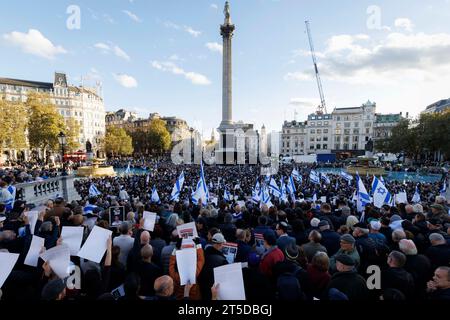 Des milliers de personnes se rassemblent à Trafalgar Square cet après-midi pour soutenir le peuple juif contre le Hamas. Image prise le 22 octobre 2023. © Belinda J. Banque D'Images