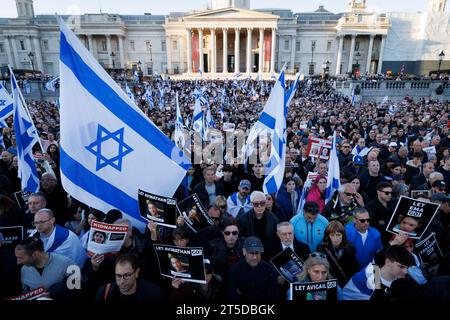 Des milliers de personnes se rassemblent à Trafalgar Square cet après-midi pour soutenir le peuple juif contre le Hamas. Sur la photo : les gens lèvent le drapeau juif et si Banque D'Images