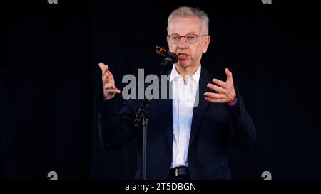 Des milliers de personnes se rassemblent à Trafalgar Square cet après-midi pour soutenir le peuple juif contre le Hamas. Photo : Michael Gove, secrétaire d'État fo Banque D'Images