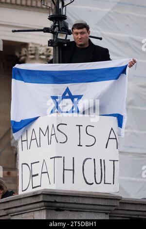 Des milliers de personnes se rassemblent à Trafalgar Square cet après-midi pour soutenir le peuple juif contre le Hamas. Sur la photo : un homme tient un drapeau juif alongs Banque D'Images