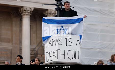 Des milliers de personnes se rassemblent à Trafalgar Square cet après-midi pour soutenir le peuple juif contre le Hamas. Sur la photo : un homme tient un drapeau juif alongs Banque D'Images