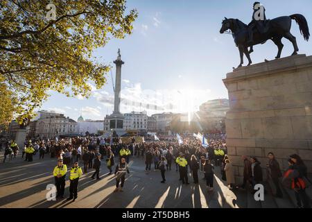 Des milliers de personnes se rassemblent à Trafalgar Square cet après-midi pour soutenir le peuple juif contre le Hamas. Photo : la police est vue présente près du ral Banque D'Images