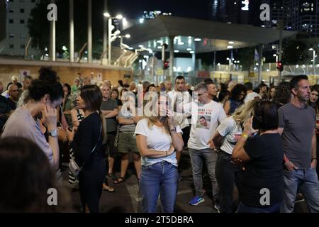 Tel Aviv, Israël. 04 novembre 2023. Les Israéliens prennent part à une manifestation appelant à la libération des otages pris par l'organisation islamiste palestinienne Hamas. Crédit : Ilia Yefimovich/dpa/Alamy Live News Banque D'Images