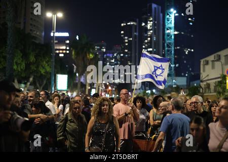 Tel Aviv, Israël. 04 novembre 2023. Les Israéliens prennent part à une manifestation appelant à la libération des otages pris par l'organisation islamiste palestinienne Hamas. Crédit : Ilia Yefimovich/dpa/Alamy Live News Banque D'Images