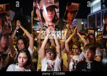 Tel Aviv, Israël. 04 novembre 2023. Les Israéliens prennent part à une manifestation appelant à la libération des otages pris par l'organisation islamiste palestinienne Hamas. Crédit : Ilia Yefimovich/dpa/Alamy Live News Banque D'Images