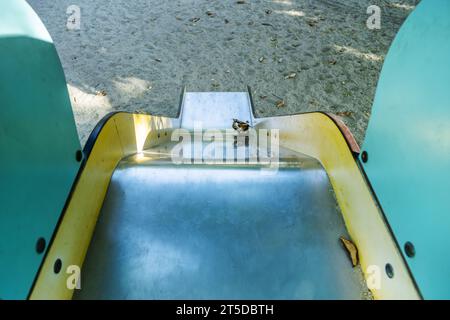 Un petit toboggan en métal et bois coloré Banque D'Images