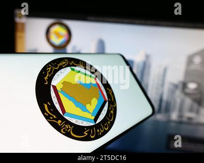 Smartphone avec logo du Conseil de coopération du Golfe (CCG) de l'Union arabe devant le site Web. Concentrez-vous sur le centre gauche de l'écran du téléphone. Banque D'Images