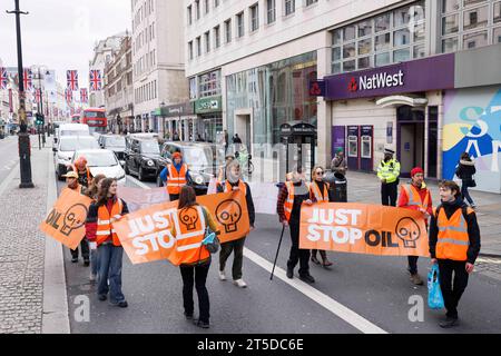 Arrêtez le pétrole les manifestants marchent lentement le long du Strand, créant un trafic modéré. Photo prise le 24 avril 2023. © Belinda Jiao jiao.bilin@gmail.com 0 Banque D'Images