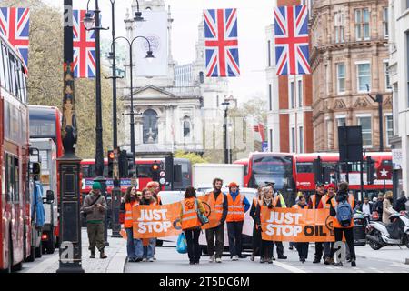 Arrêtez le pétrole les manifestants marchent lentement le long du Strand, créant un trafic modéré. Photo prise le 24 avril 2023. © Belinda Jiao jiao.bilin@gmail.com 0 Banque D'Images