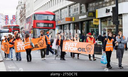Arrêtez le pétrole les manifestants marchent lentement le long du Strand, créant un trafic modéré. Photo prise le 24 avril 2023. © Belinda Jiao jiao.bilin@gmail.com 0 Banque D'Images