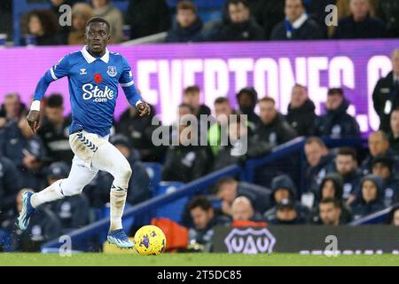 Liverpool, Royaume-Uni. 04 novembre 2023. Idrissa Gueye d'Everton en action. Match de Premier League, Everton contre Brighton & Hove Albion au Goodison Park à Liverpool le samedi 4 novembre 2023. Cette image ne peut être utilisée qu'à des fins éditoriales. Usage éditorial uniquement, photo de Chris Stading/Andrew Orchard photographie sportive/Alamy Live News crédit : Andrew Orchard photographie sportive/Alamy Live News Banque D'Images