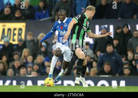 Liverpool, Royaume-Uni. 04 novembre 2023. Abdoulaye Doucoure d’Everton (l) cherche à dépasser Jan Paul van Hecke de Brighton & Hove Albion. Match de Premier League, Everton contre Brighton & Hove Albion au Goodison Park à Liverpool le samedi 4 novembre 2023. Cette image ne peut être utilisée qu'à des fins éditoriales. Usage éditorial uniquement, photo de Chris Stading/Andrew Orchard photographie sportive/Alamy Live News crédit : Andrew Orchard photographie sportive/Alamy Live News Banque D'Images