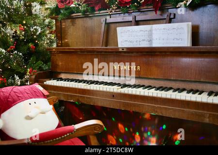 Une vue du Père Noël jouant du vieux piano Neumeyer Banque D'Images