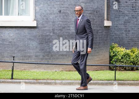 MccLi0004082 le Premier ministre britannique Rishi Sunak salue le président du Rwanda Paul Kagame à Downing Street. Photo prise le 4 mai 2023. © Belinda Banque D'Images