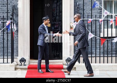 MccLi0004082 le Premier ministre britannique Rishi Sunak salue le président du Rwanda Paul Kagame à Downing Street. Photo prise le 4 mai 2023. © Belinda Banque D'Images