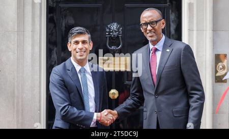 MccLi0004082 le Premier ministre britannique Rishi Sunak salue le président du Rwanda Paul Kagame à Downing Street. Photo prise le 4 mai 2023. © Belinda Banque D'Images