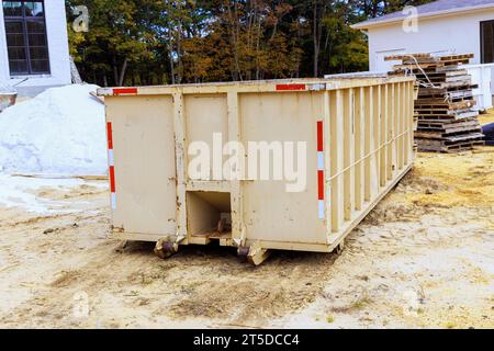 Benne chargée pour débris de déchets de construction à proximité du chantier Banque D'Images