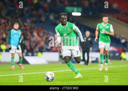 Glasgow, Écosse. 4 novembre 23. Glasgow, Royaume-Uni. Dans la première des demi-finales Scottish via Play, Hibernian FC joue contre Aberdeen FC au Hampden Park Glasgow, Écosse, Royaume-Uni. Le score final est Hibernian 0 - Aberdeen 1. Le but de la victoire a été marqué par Miovski (Aberdeen 9) en 78 minutes. Crédit : Findlay/Alamy Live News Banque D'Images