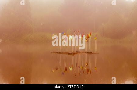 Une décoration colorée dans un petit lac dans un parc public. Banque D'Images