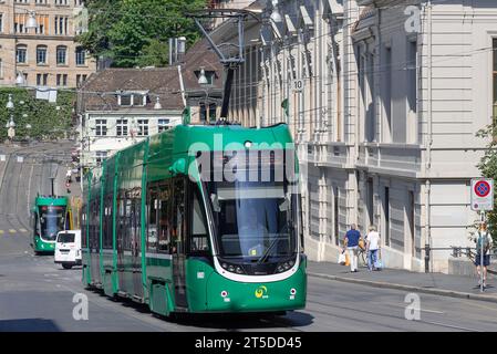 Bâle, Suisse - tramway vert Bombardier FLEXITY 2 dans une rue. Banque D'Images