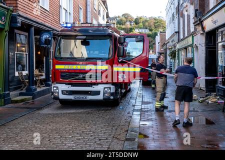 Un pompier et des pompiers assistent à un incident dans High Street, Lewes, East Sussex, Royaume-Uni Banque D'Images