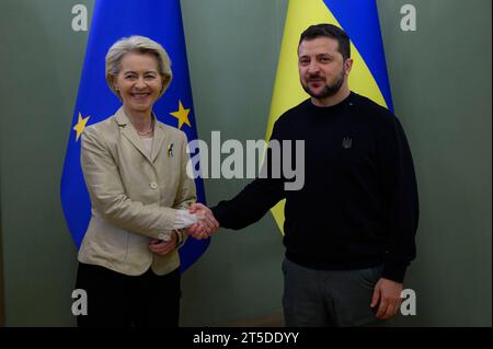 Kiev, Ukraine. 04 novembre 2023. Le président ukrainien Volodymyr Zelenskyy, à droite, accueille la présidente de la Commission européenne Ursula von der Leyen, à gauche, au Palais Mariinsky, le 4 novembre 2023 à Kiev, en Ukraine. Crédit : Présidence ukrainienne/Bureau de presse présidentiel ukrainien/Alamy Live News Banque D'Images