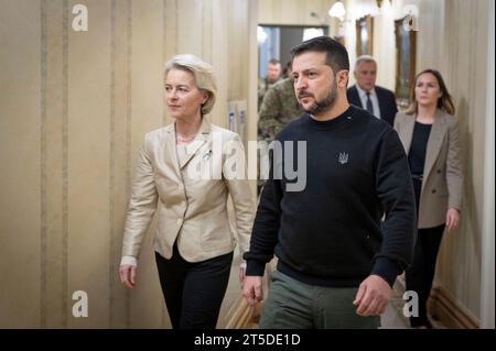 Kiev, Ukraine. 04 novembre 2023. Le président ukrainien Volodymyr Zelenskyy, à droite, escorte la présidente de la Commission européenne Ursula von der Leyen, à gauche, à des réunions bilatérales au Palais Mariinsky, le 4 novembre 2023 à Kiev, en Ukraine. Crédit : Présidence ukrainienne/Bureau de presse présidentiel ukrainien/Alamy Live News Banque D'Images