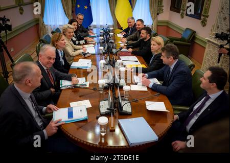 Kiev, Ukraine. 04 novembre 2023. Le président ukrainien Volodymyr Zelenskyy, à droite, commente lors d’une réunion bilatérale élargie avec la présidente de la Commission européenne Ursula von der Leyen, à gauche, et sa délégation au Palais Mariinsky, le 4 novembre 2023 à Kiev, en Ukraine. Crédit : Présidence ukrainienne/Bureau de presse présidentiel ukrainien/Alamy Live News Banque D'Images